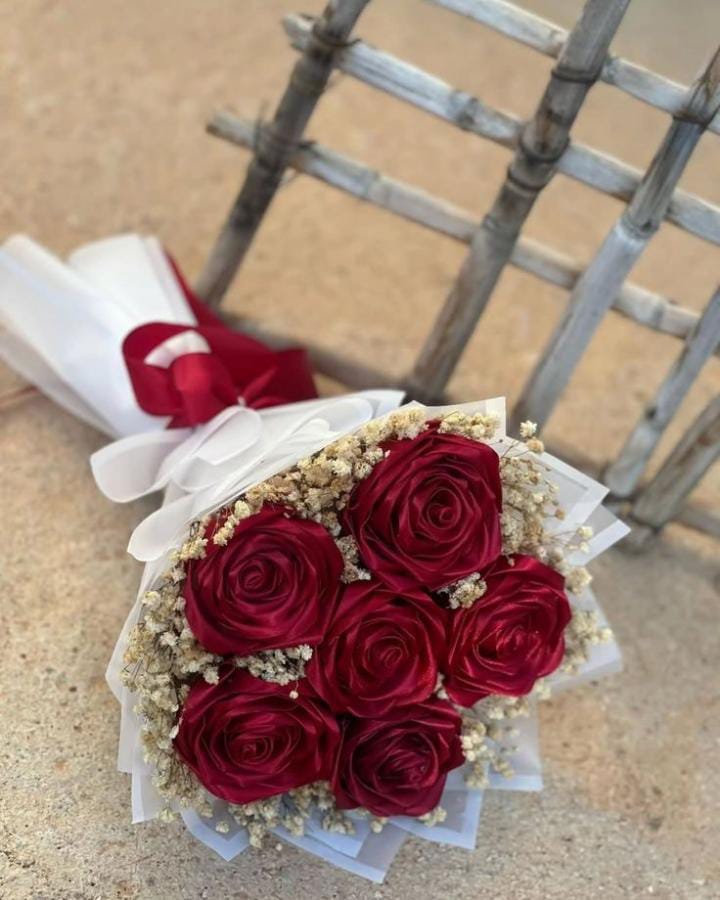 Red Ribbon 6 flower bouquet